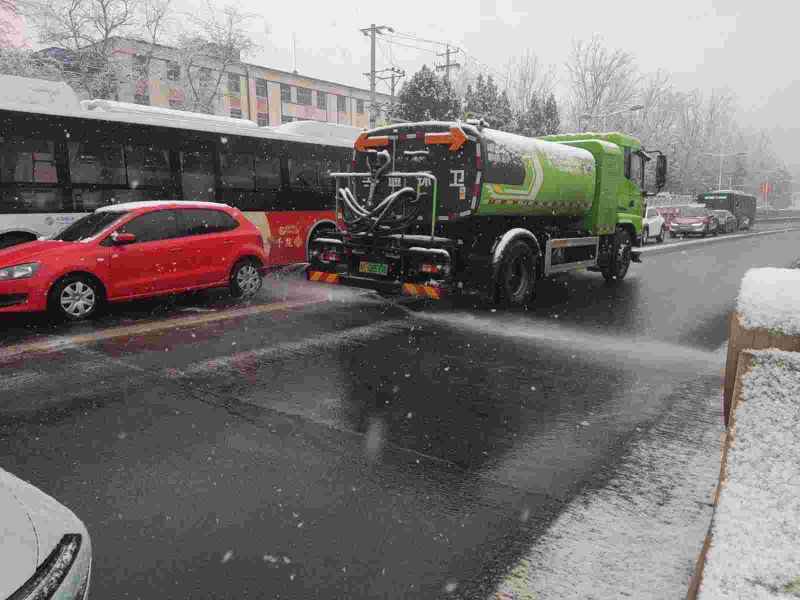 保定：龙年伊始瑞雪再来 城管环卫系统全力清雪保路畅