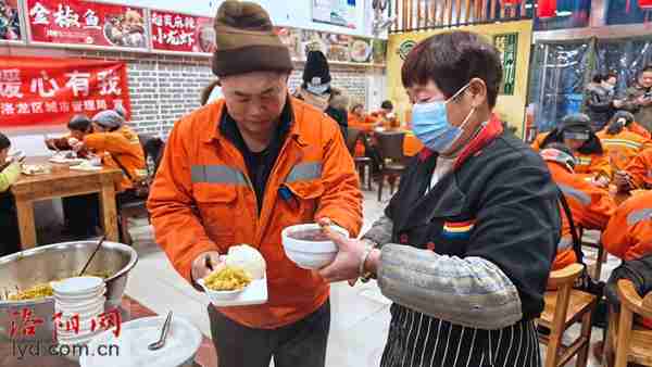 粥甜心暖！洛阳城管部门请全市环卫工人喝腊八粥