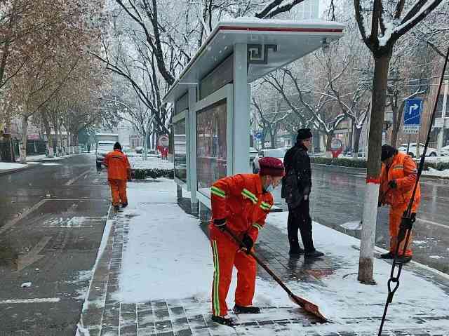 保定：龙年伊始瑞雪再来 城管环卫系统全力清雪保路畅