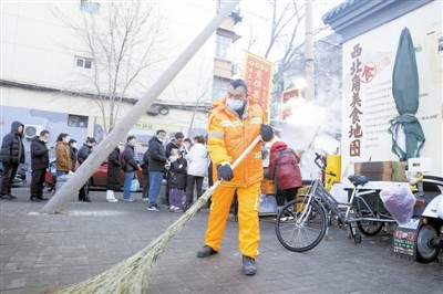 客流激增 “环卫橙”守护西北角“高颜值”