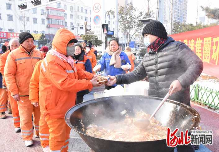 定州：400余名环卫工吃上免费“爱心午餐”