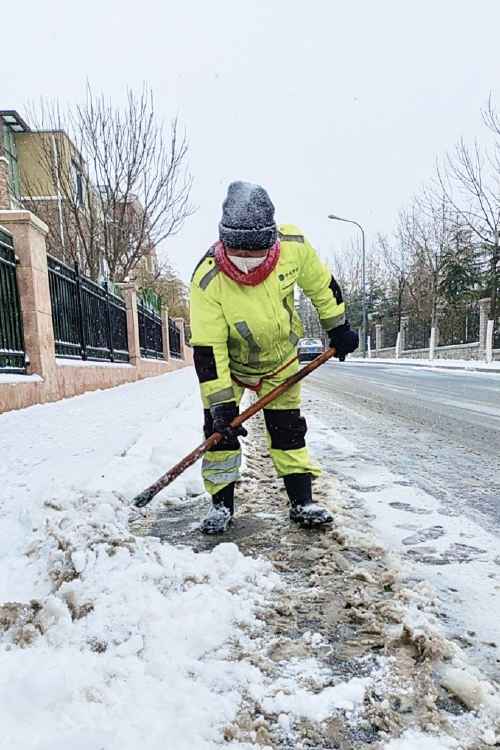 20小时！“热辣滚烫”战风雪 济南市4.5万余人次环卫工人彻夜奋战