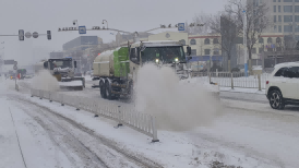 临沂环卫集团：沐雨而上不停歇 迎雪而战保畅通