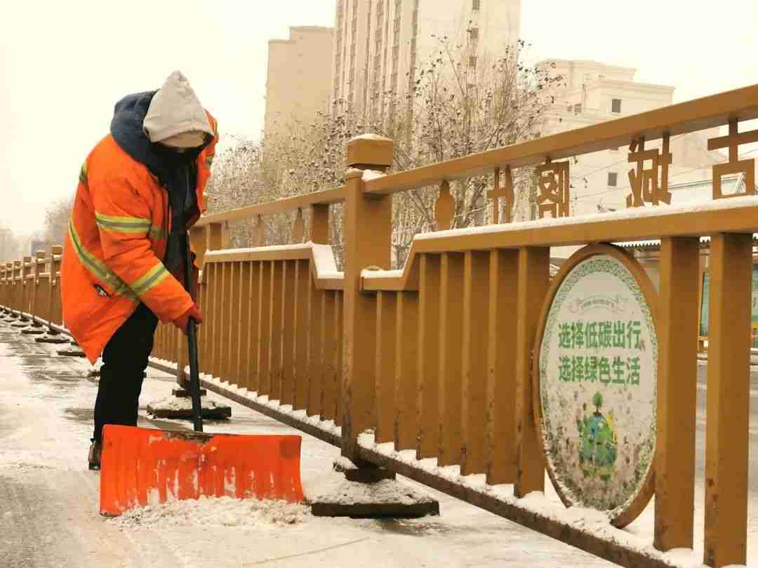 随雪而动！环卫部门温暖护航