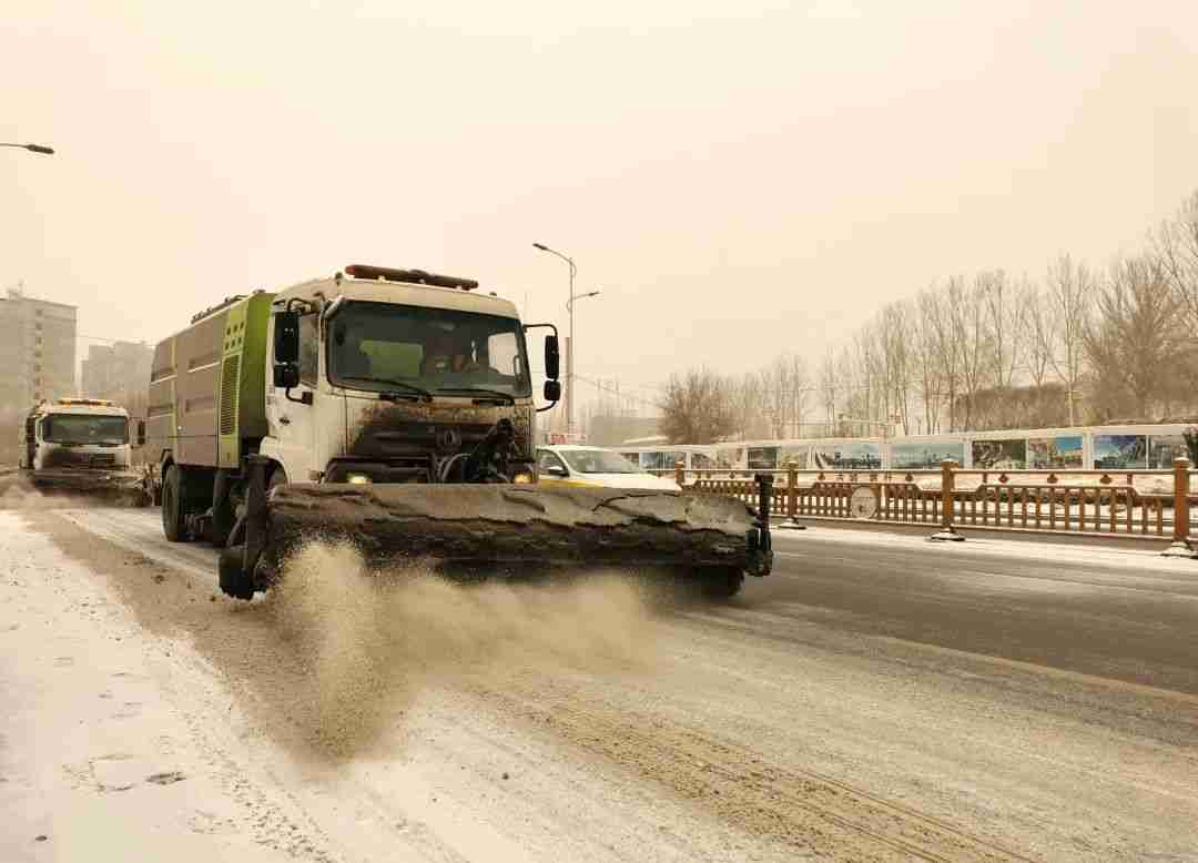 随雪而动！环卫部门温暖护航