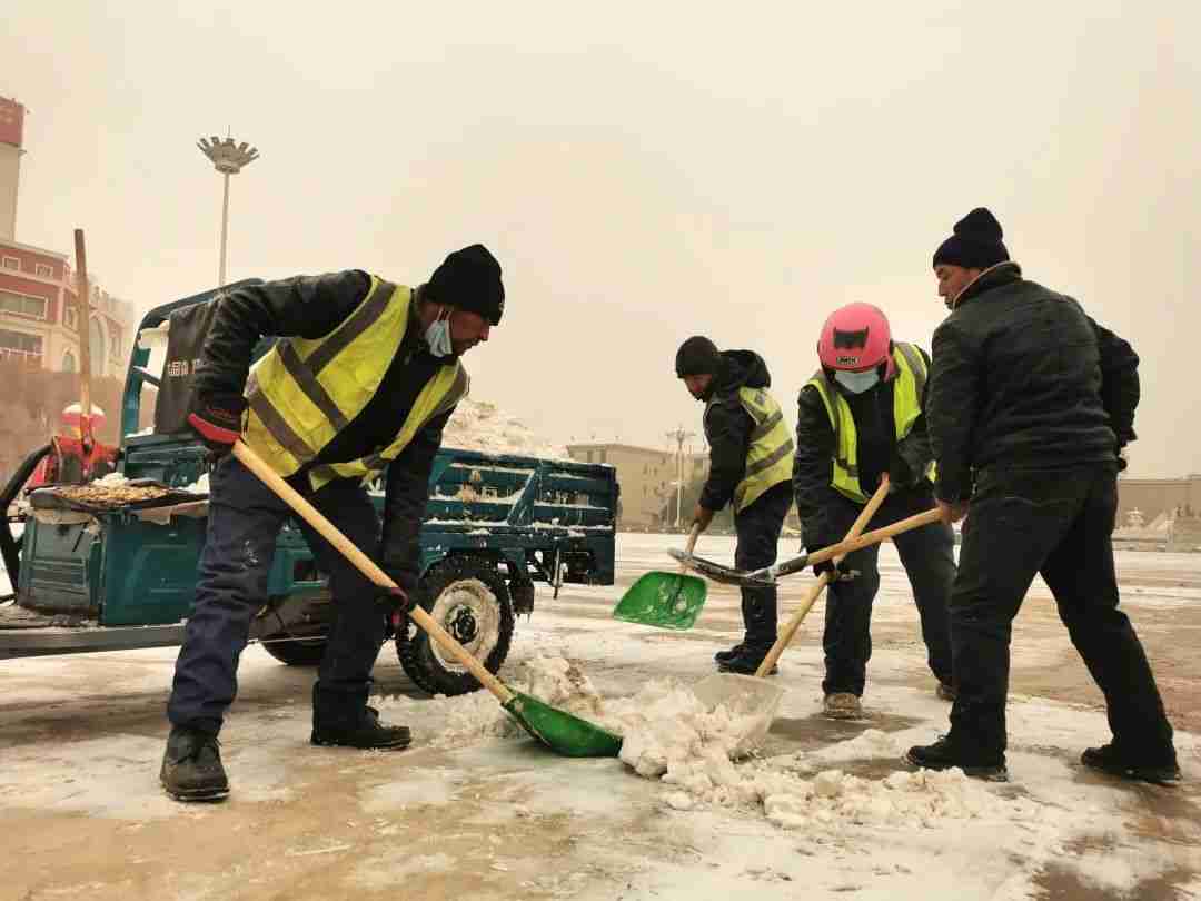 随雪而动！环卫部门温暖护航