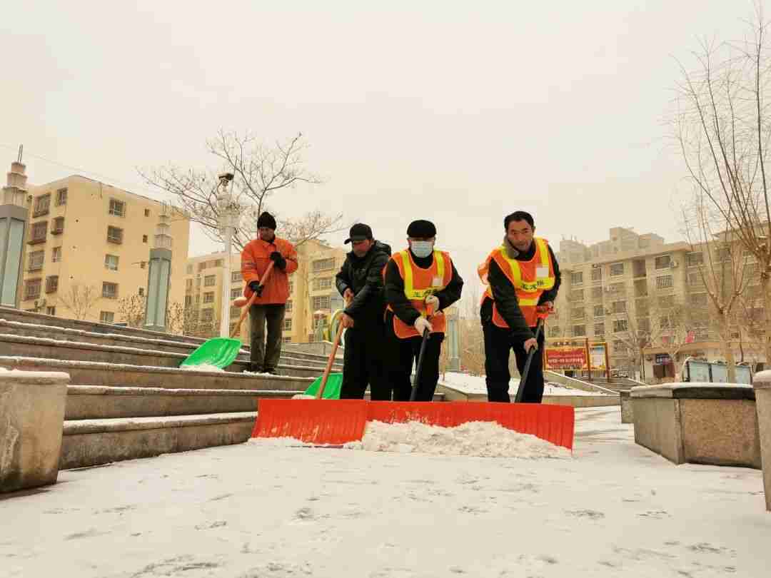 随雪而动！环卫部门温暖护航