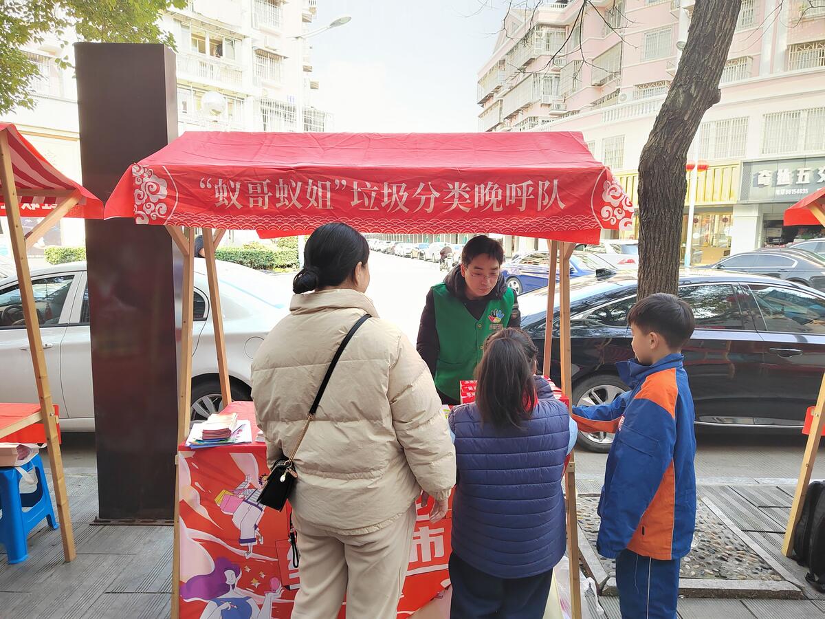 宁波北仑：垃圾分类宣传有新意，红领集市展台花样缤纷