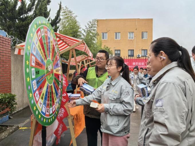 宁波北仑：垃圾分类宣传有新意，红领集市展台花样缤纷