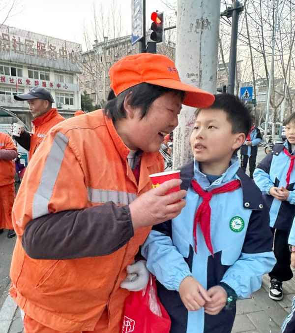 小小早餐大大爱心 “红领巾”情暖“环卫橙”