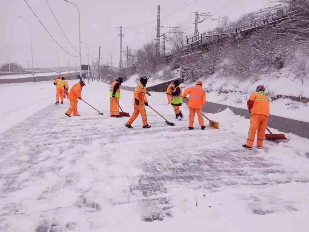 兰州市1.2万余环卫工人清雪保障市民出行安全