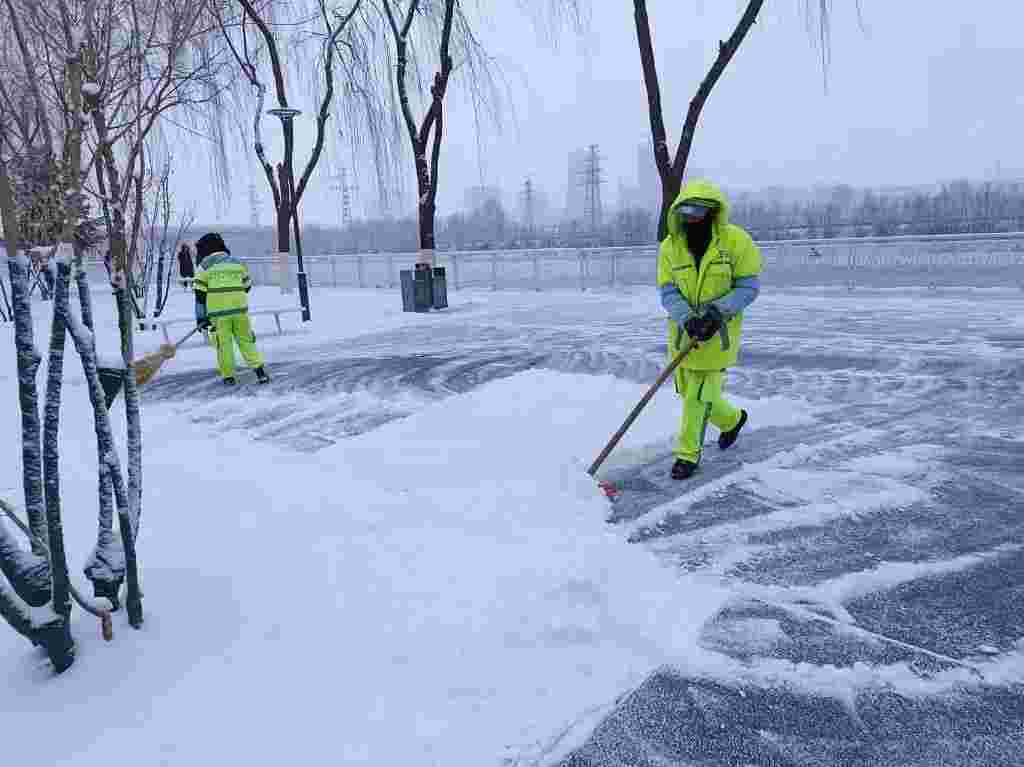 兰州市1.2万余环卫工人清雪保障市民出行安全