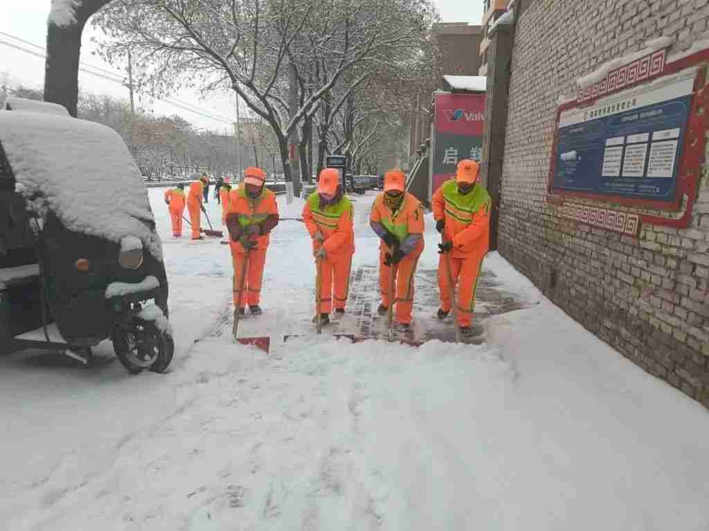 兰州市1.2万余环卫工人清雪保障市民出行安全