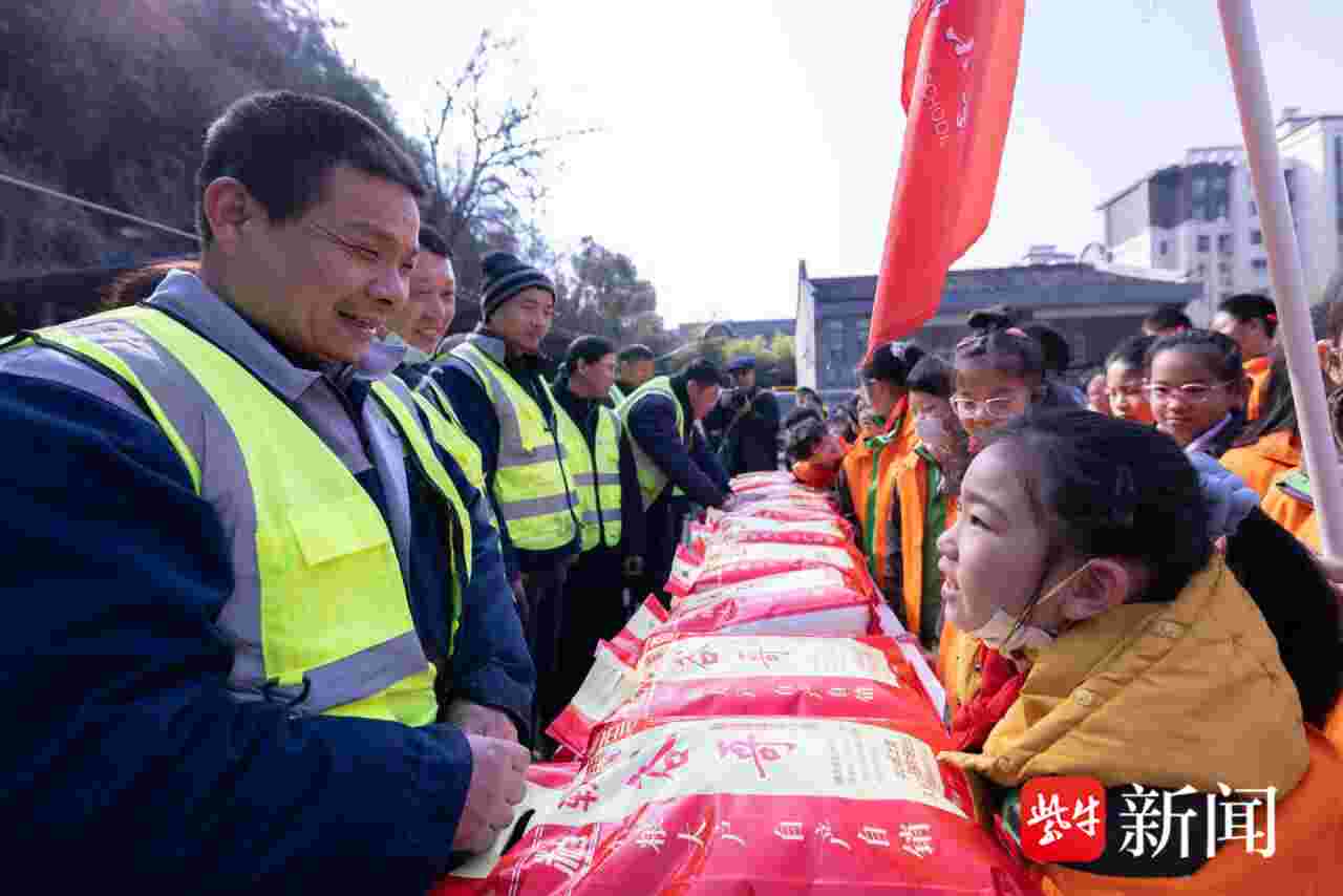 传承“雷锋精神”，志愿者走上街头体验环卫工作