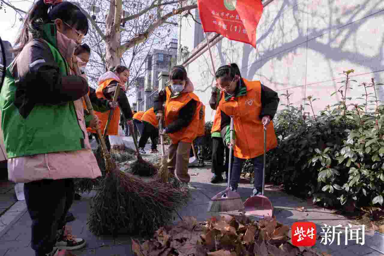 传承“雷锋精神”，志愿者走上街头体验环卫工作