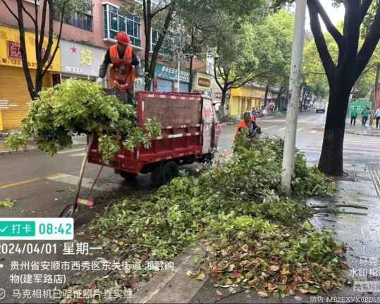 西秀城管：强对流天气来袭 环卫处全线出击