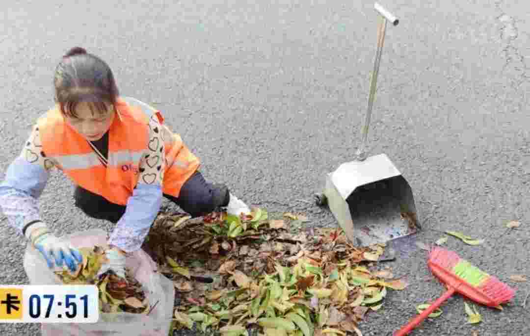 西秀城管：强对流天气来袭 环卫处全线出击