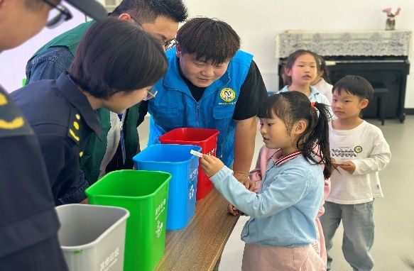 南京雨花台区：争做环保小卫士 垃圾分类我先行