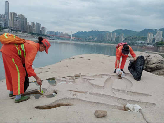 重庆南岸区：加强长江沿岸环境卫生治理 “绣”出滨江风景带