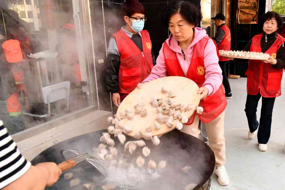 河北栾城：致敬劳动者 情暖环卫工