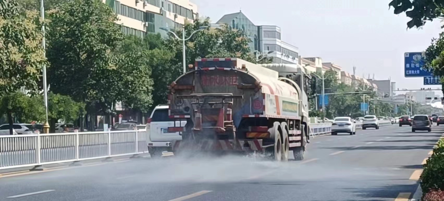 衡水市环卫中心：洒水车、雾炮车齐上阵给城市“降温”