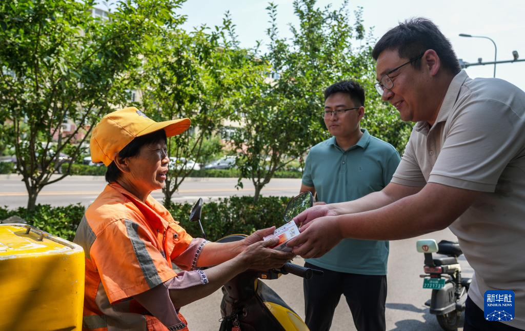 山东济南：为环卫工人送清凉