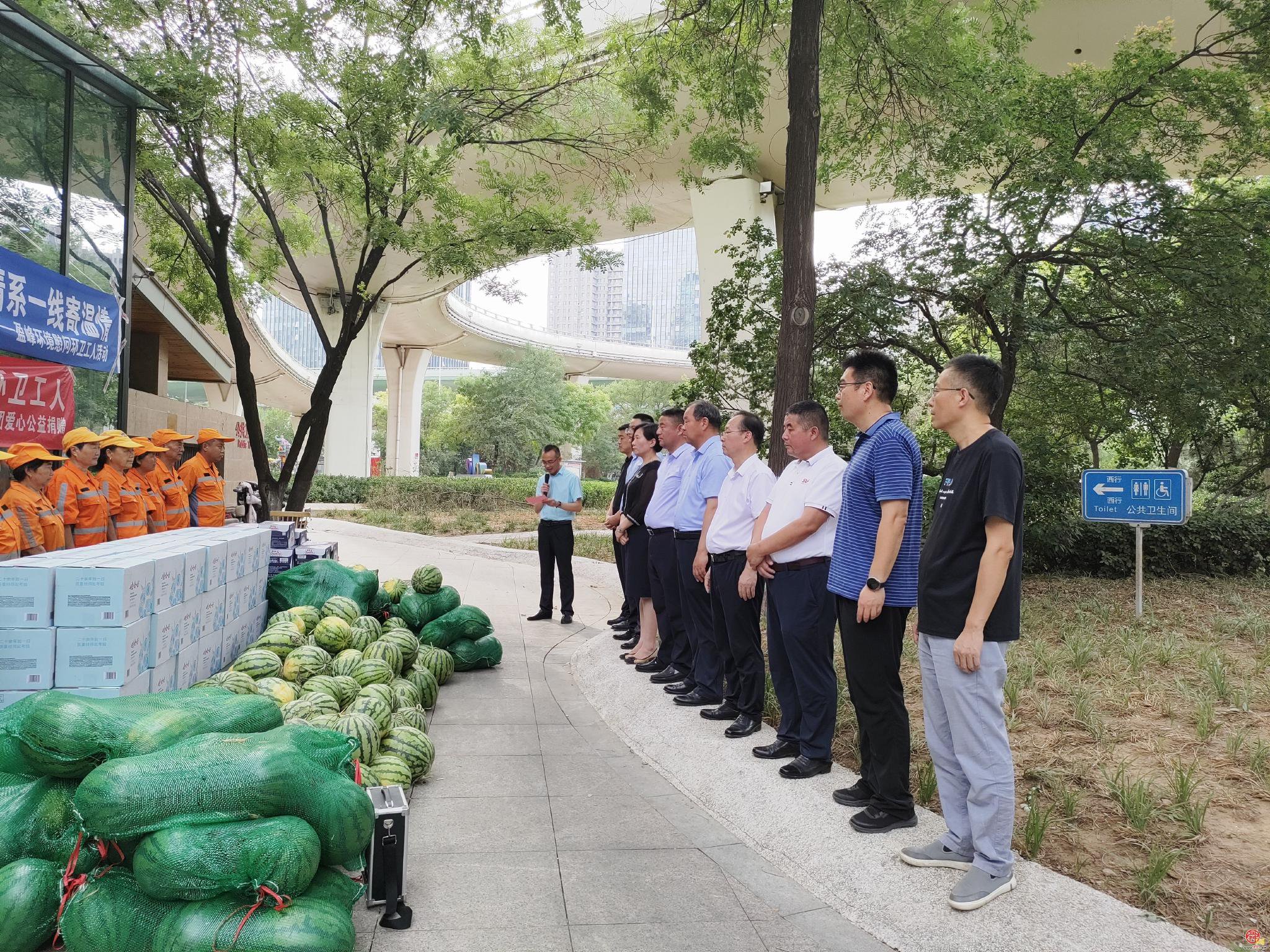 “夏日送清凉”济南市城管局联合爱心企业慰问历城区一线环卫工人