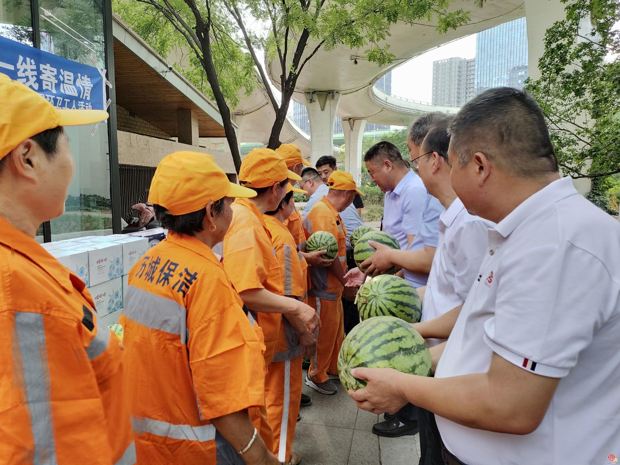 “夏日送清凉”济南市城管局联合爱心企业慰问历城区一线环卫工人