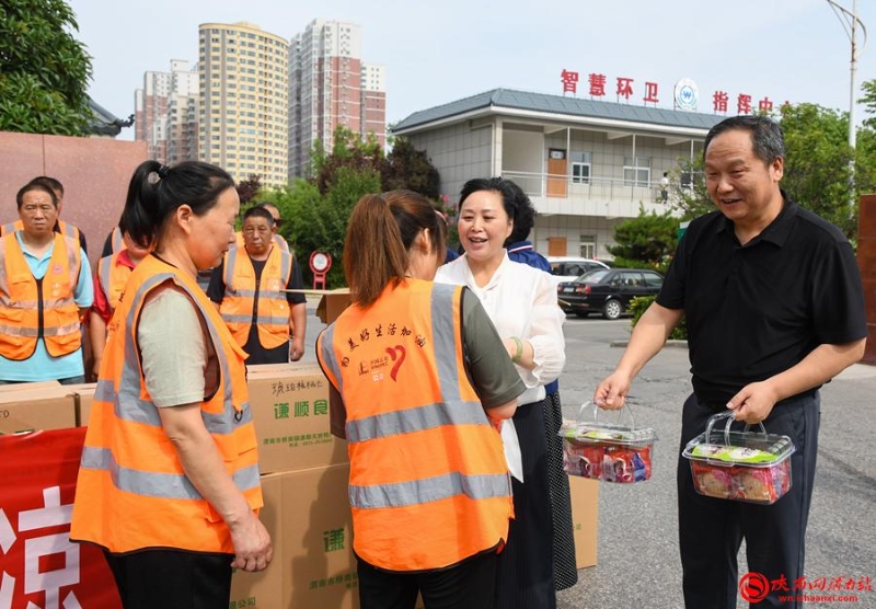 献爱心 传温情 爱心企业为临渭区环卫工人“送清凉 ”（组图）