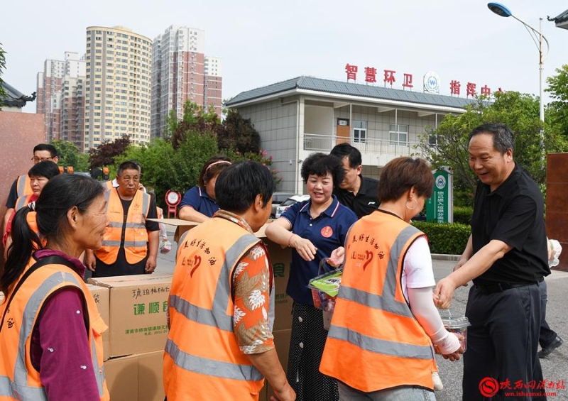 献爱心 传温情 爱心企业为临渭区环卫工人“送清凉 ”（组图）