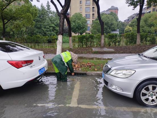 昆山张浦环卫：闻“汛”而动，保障生产与出行