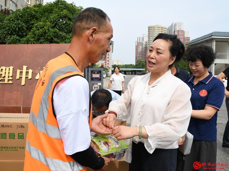 献爱心 传温情 爱心企业为临渭区环卫工人“送清凉 ”（组图）