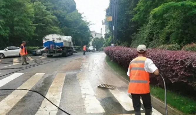 西秀区环卫处：闻“汛”而动 清理暴雨后堆积垃圾