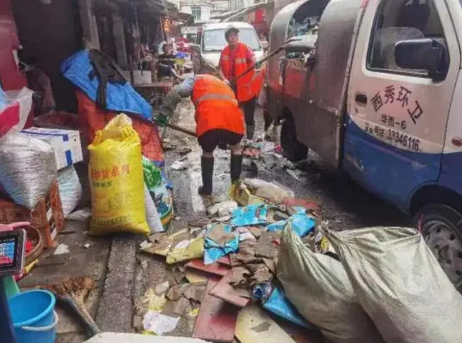 西秀区环卫处：闻“汛”而动 清理暴雨后堆积垃圾