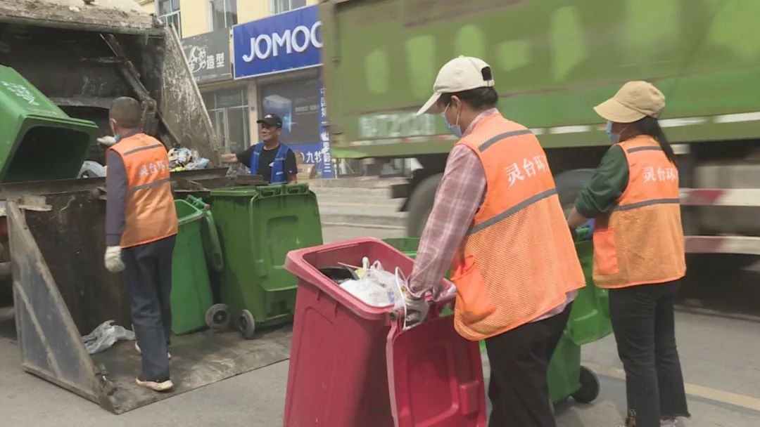 高温下的环卫工人 用汗水守护城市清洁