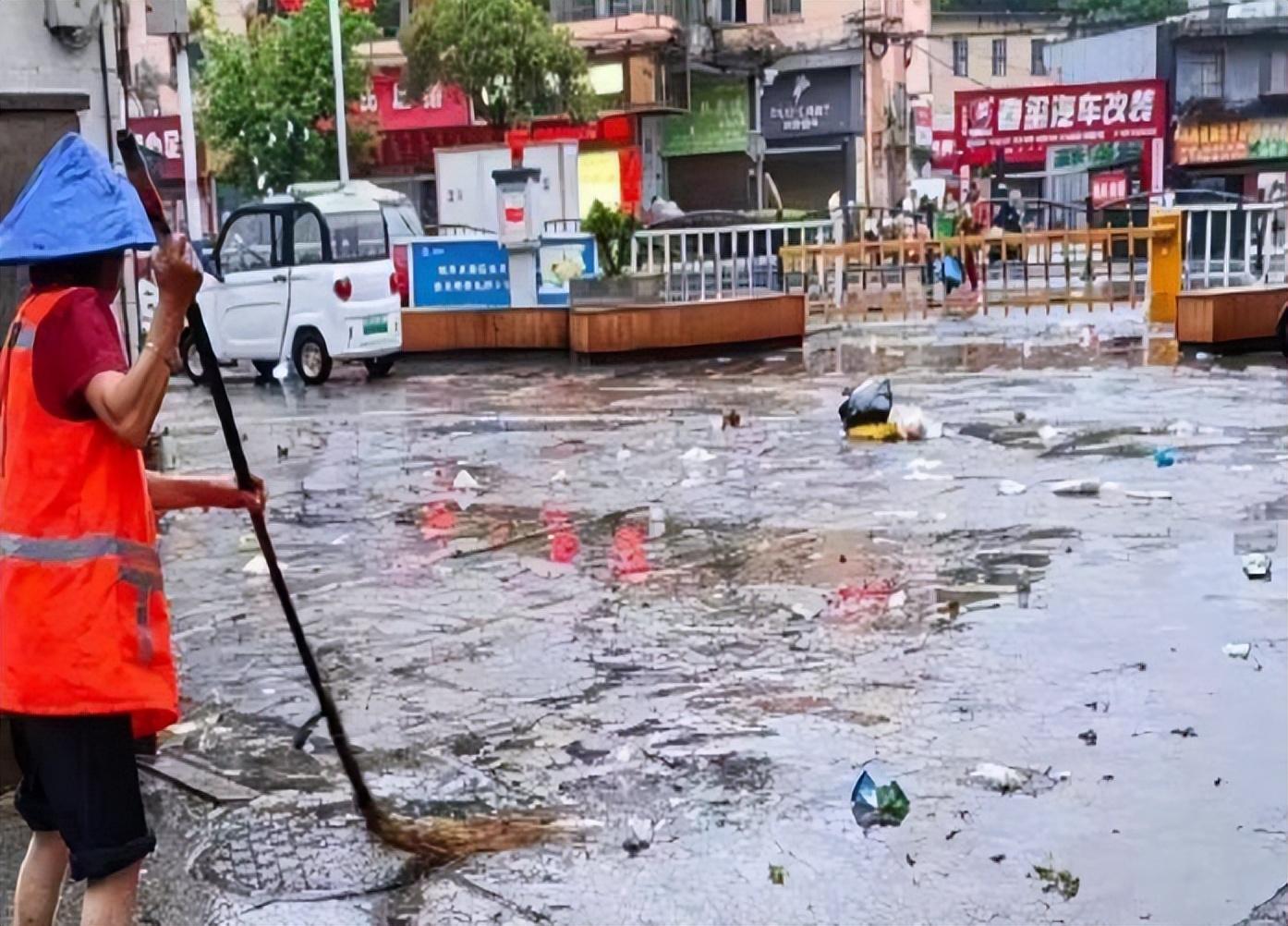 西秀区环卫处：闻“汛”而动 清理暴雨后堆积垃圾