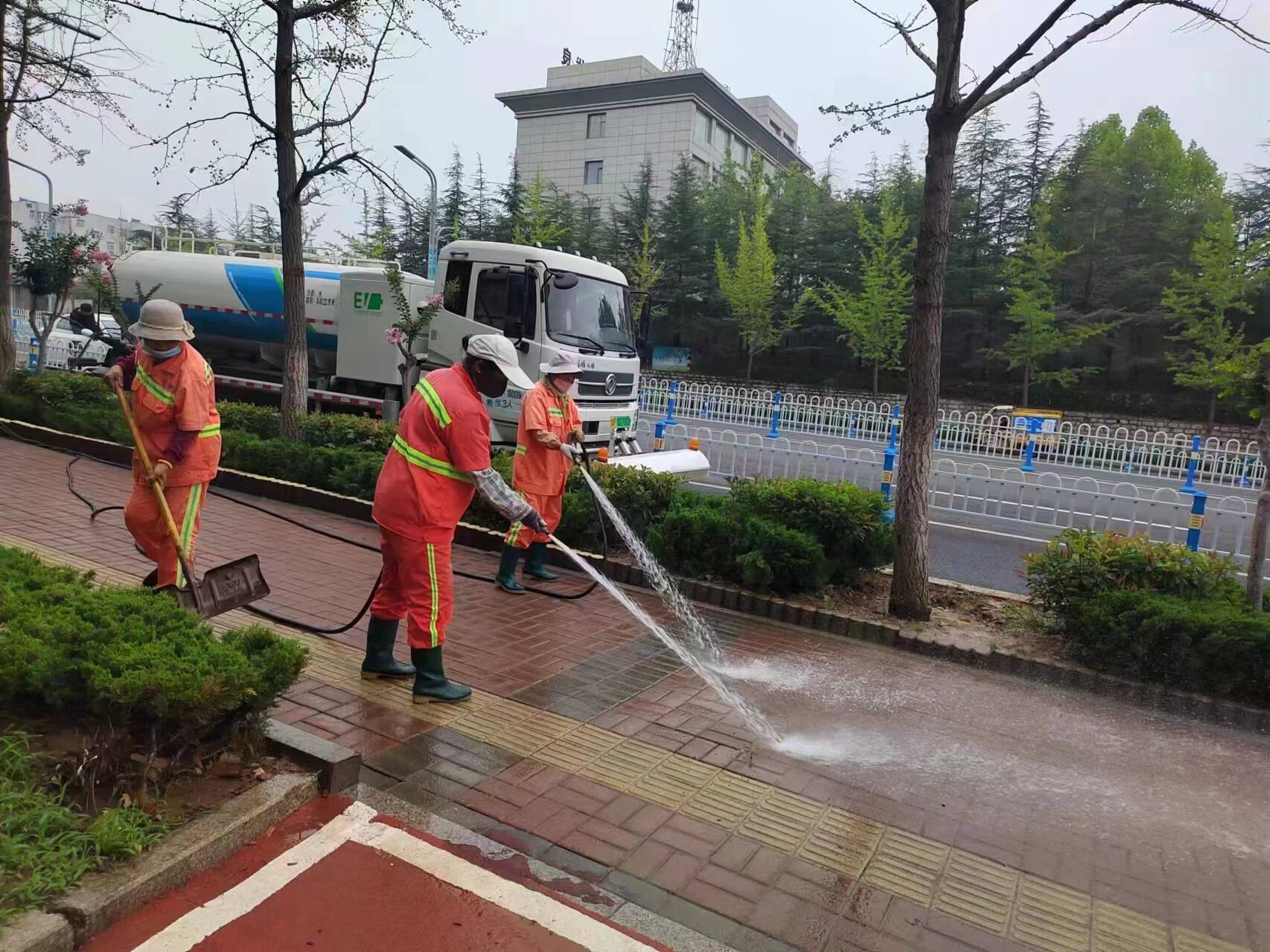 持续降雨后，莱芜区环卫服务中心守护城市洁净