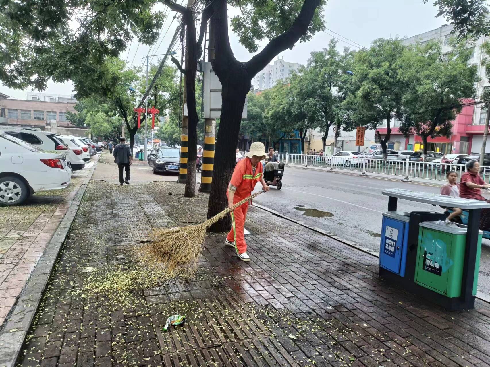 持续降雨后，莱芜区环卫服务中心守护城市洁净