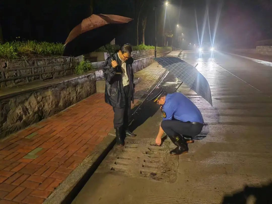 持续降雨后，莱芜区环卫服务中心守护城市洁净