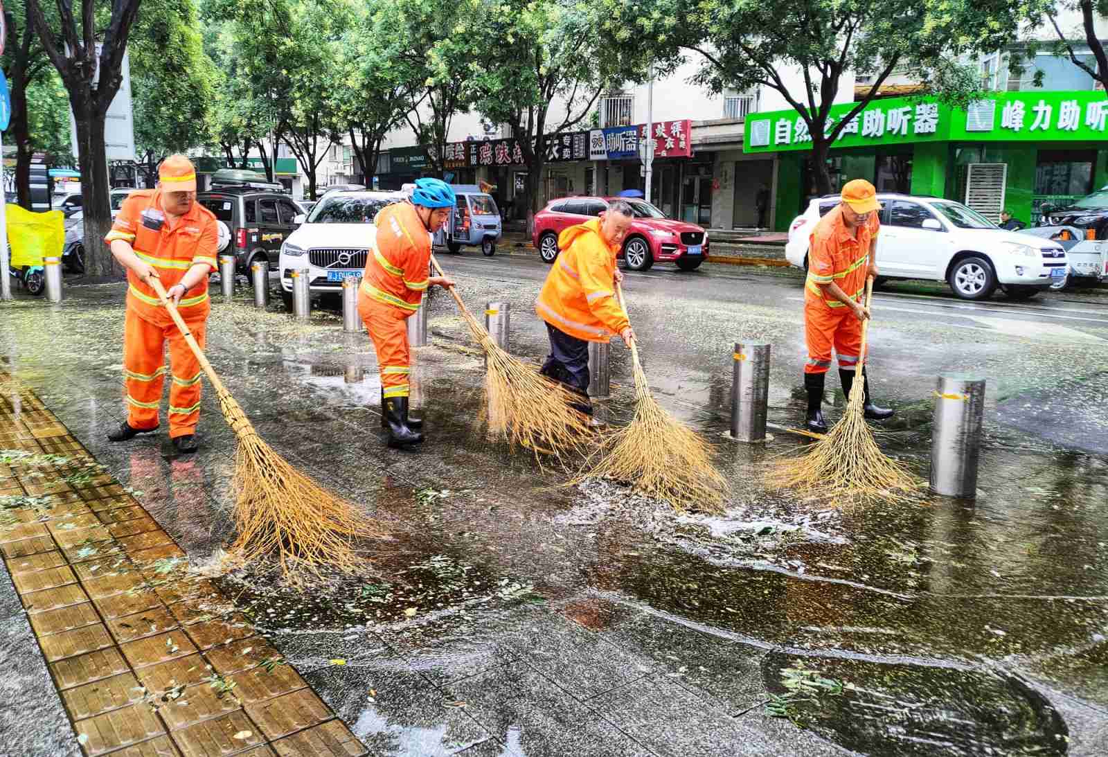 保障市民出行，环卫工人一早清理路面积水