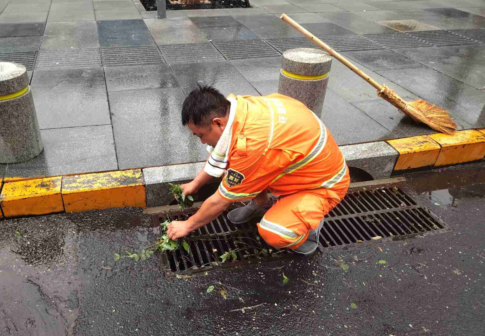 保障市民出行，环卫工人一早清理路面积水