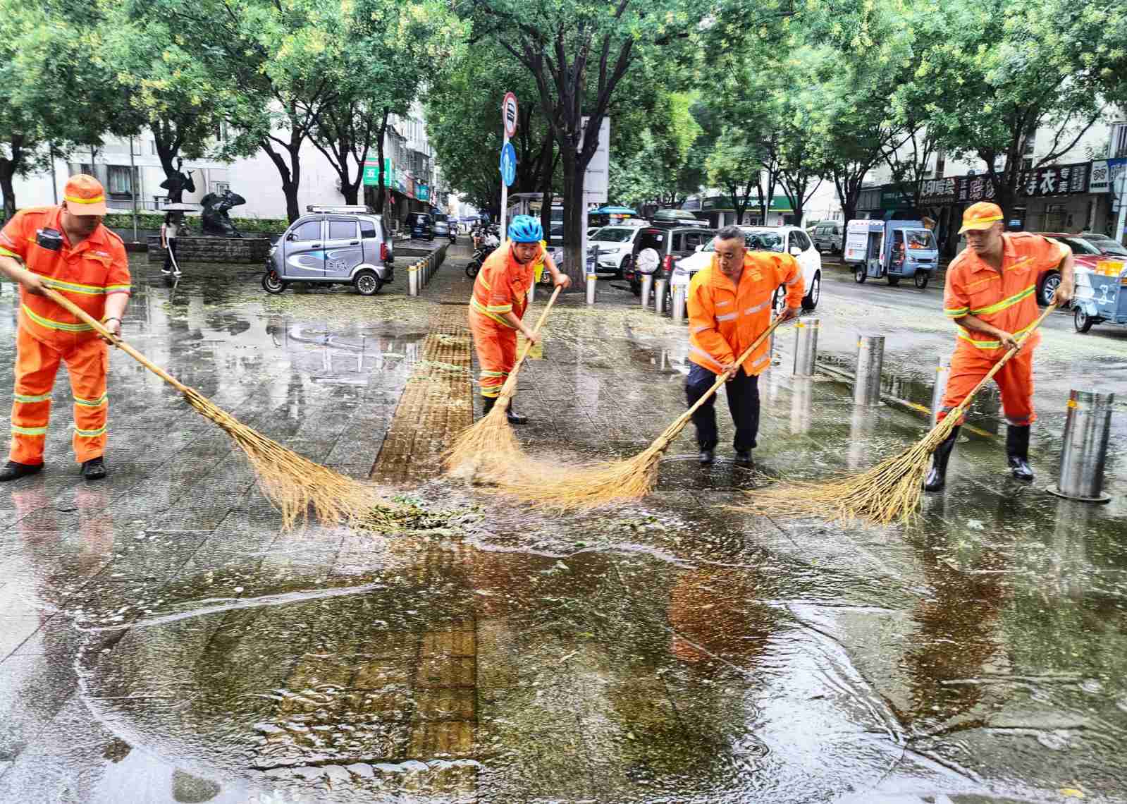 保障市民出行，环卫工人一早清理路面积水