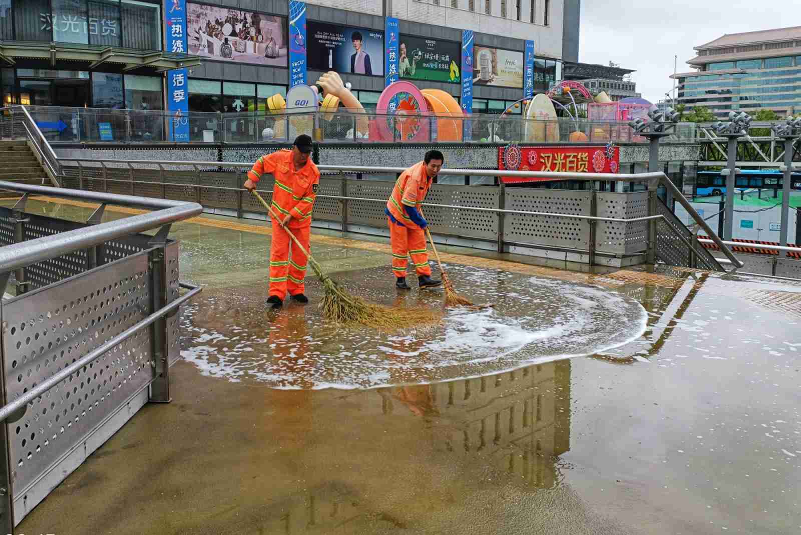 保障市民出行，环卫工人一早清理路面积水