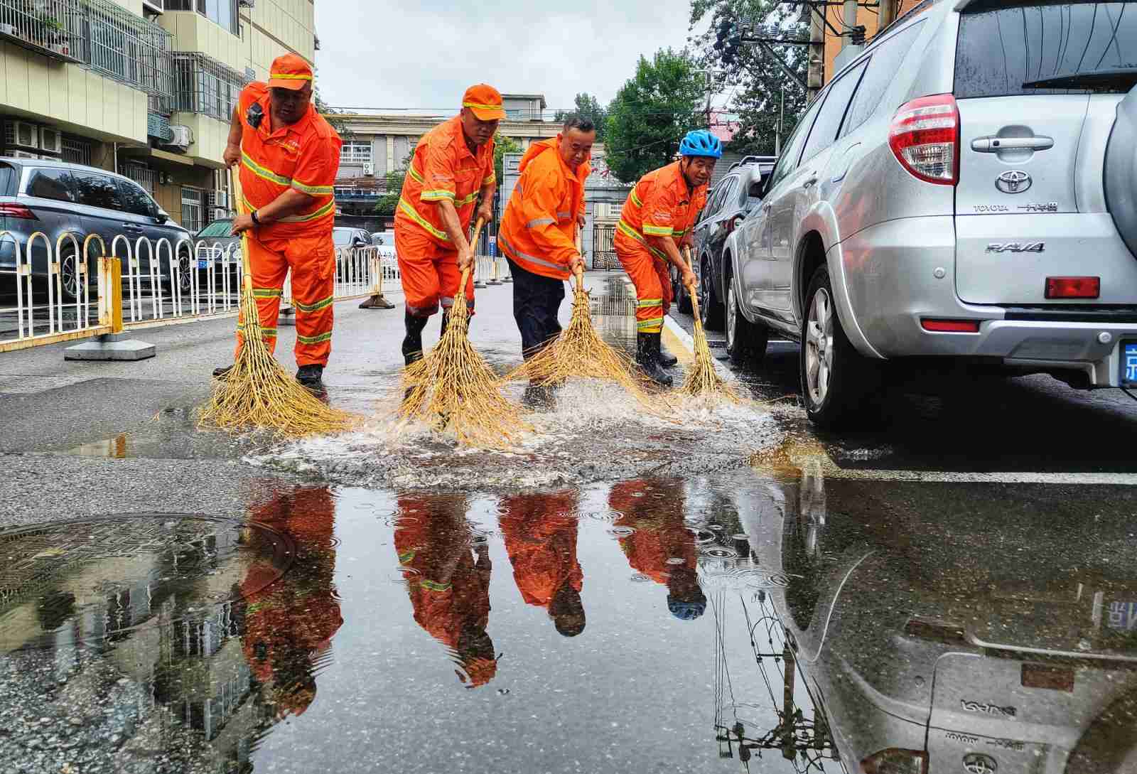 保障市民出行，环卫工人一早清理路面积水