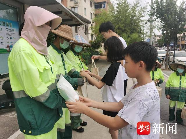 致敬高温下的户外劳动者！常熟市琴川街道开展慰问环卫工人志愿服务活动