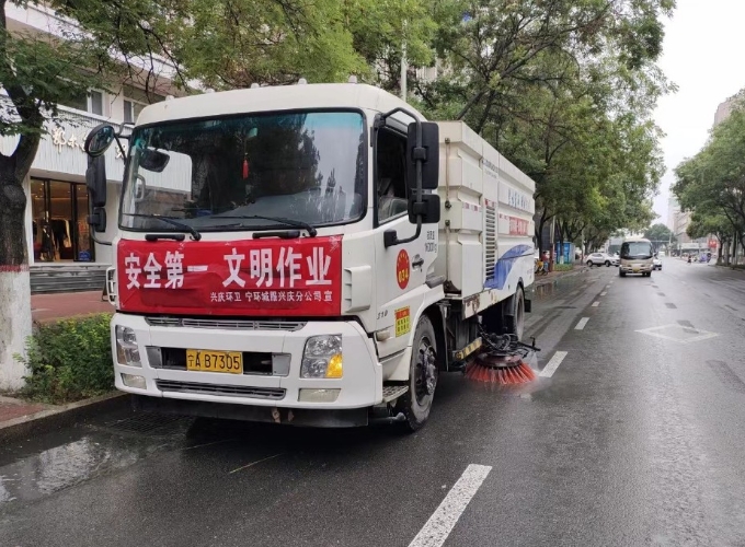 兴庆环卫：以雨为令 伴雨作业保畅通