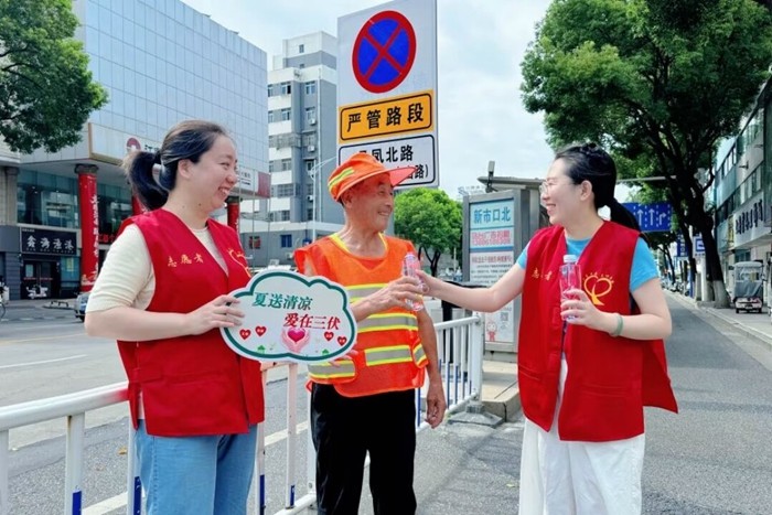 江苏丹阳烟草开展慰问环卫工人志愿活动