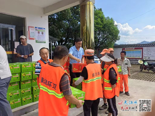 彭泽县东升镇：炎炎夏日送清凉 心系一线环卫工