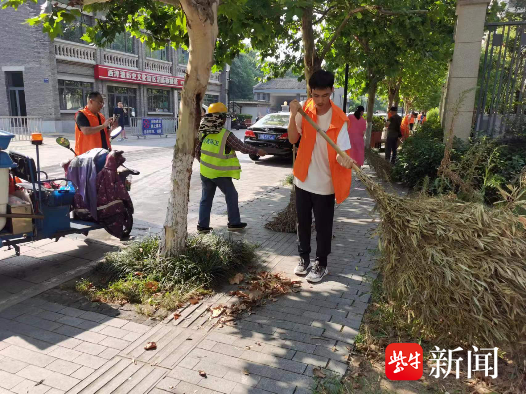 镇江志愿者体验环卫工辛苦，千瓶冰红茶慰问城市美容师