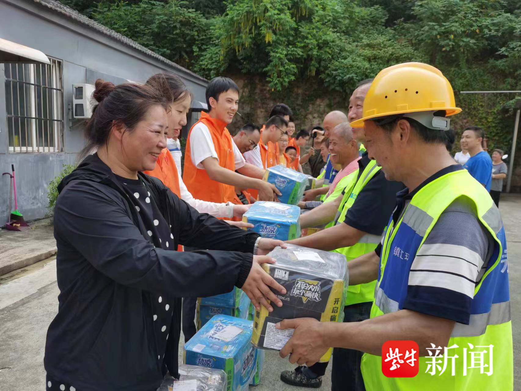 镇江志愿者体验环卫工辛苦，千瓶冰红茶慰问城市美容师